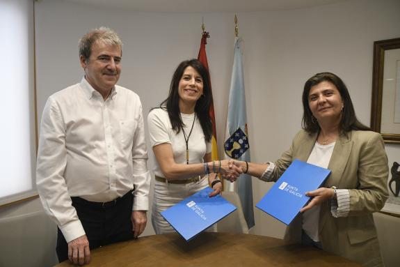Imagen de la noticia:La conselleira Martínez Allegue firma con los ayuntamientos de Lobios y Cartelle sendos convenios para ejecutar obras de hum...