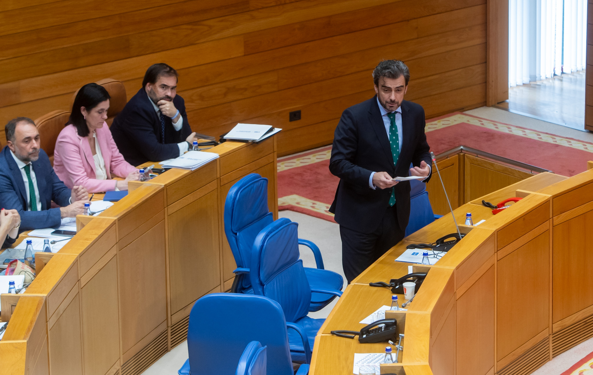 Imagen del artículo Diego Calvo explica no Parlamento as medidas da Xunta para evitar a discriminación  do colectivo LGBTIQ+ no eido deportivo