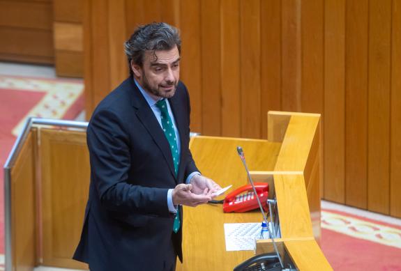Imaxe da nova:Diego Calvo explica no Parlamento as medidas da Xunta para evitar a discriminación  do colectivo LGBTIQ+ no eido deportivo