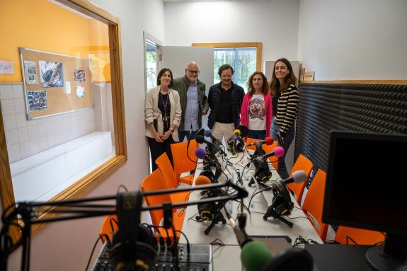 Imagen de la noticia:La Xunta premia los podcast sobre Luísa Villalta de centros educativos de Cedeira, A Estrada, Malpica, Santiago, O Rosal y V...