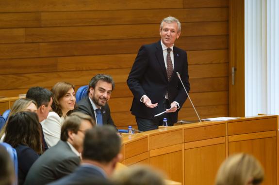 Imagen de la noticia:Alfonso Rueda respondió en el Pleno a las preguntas de los grupos parlamentarios