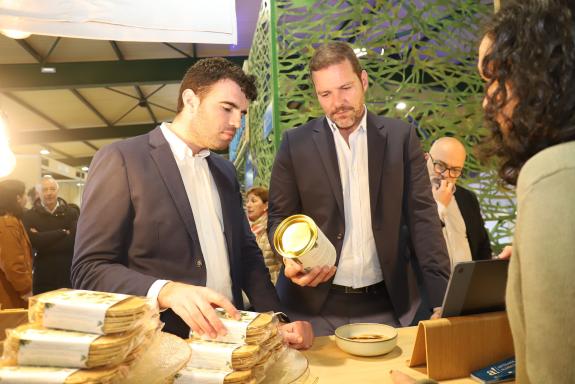Imagen de la noticia:López Campos visita en A Estrada la Feria GastroTur do Ulla