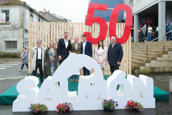 Imaxe da nova:O presidente da Xunta participa nos actos conmemorativos da 50 edición da Festa do Salmón da Estrada