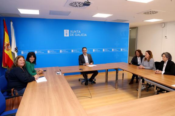 Imaxe da nova:Alfonso Villares mantén un encontro de traballo con Anmupesca para analizar as necesidades do sector