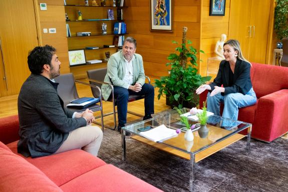 Imaxe da nova:Fabiola García reúnese co alcalde da Veiga para estudar posibles melloras dos servizos sociais