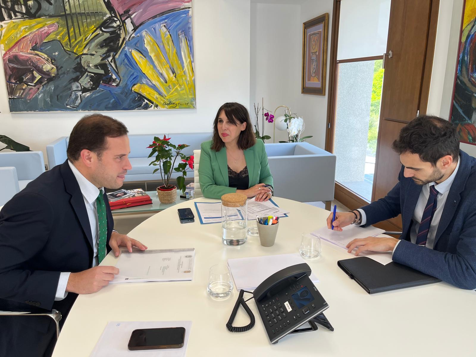 Imagen del artículo Lorenzana reúnese co alcalde de Cerdedo-Cotobade para avaliar as necesidades do tecido empresarial do concello