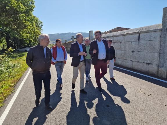 Imagen de la noticia:El delegado territorial en Pontevedra visita el resultado de las obras de mejora del camino Do Pazo a Coirón financiadas por...