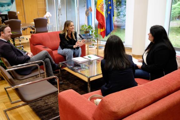 Imaxe da nova:Fabiola García reúnese coa alcaldesa de Boborás para abordar a oferta de servizos sociais da localidade