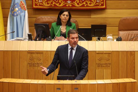 Imagen de la noticia:López Campos garantiza en el Parlamento el compromiso de la Xunta con el fortalecimiento de los vínculos lusófonos