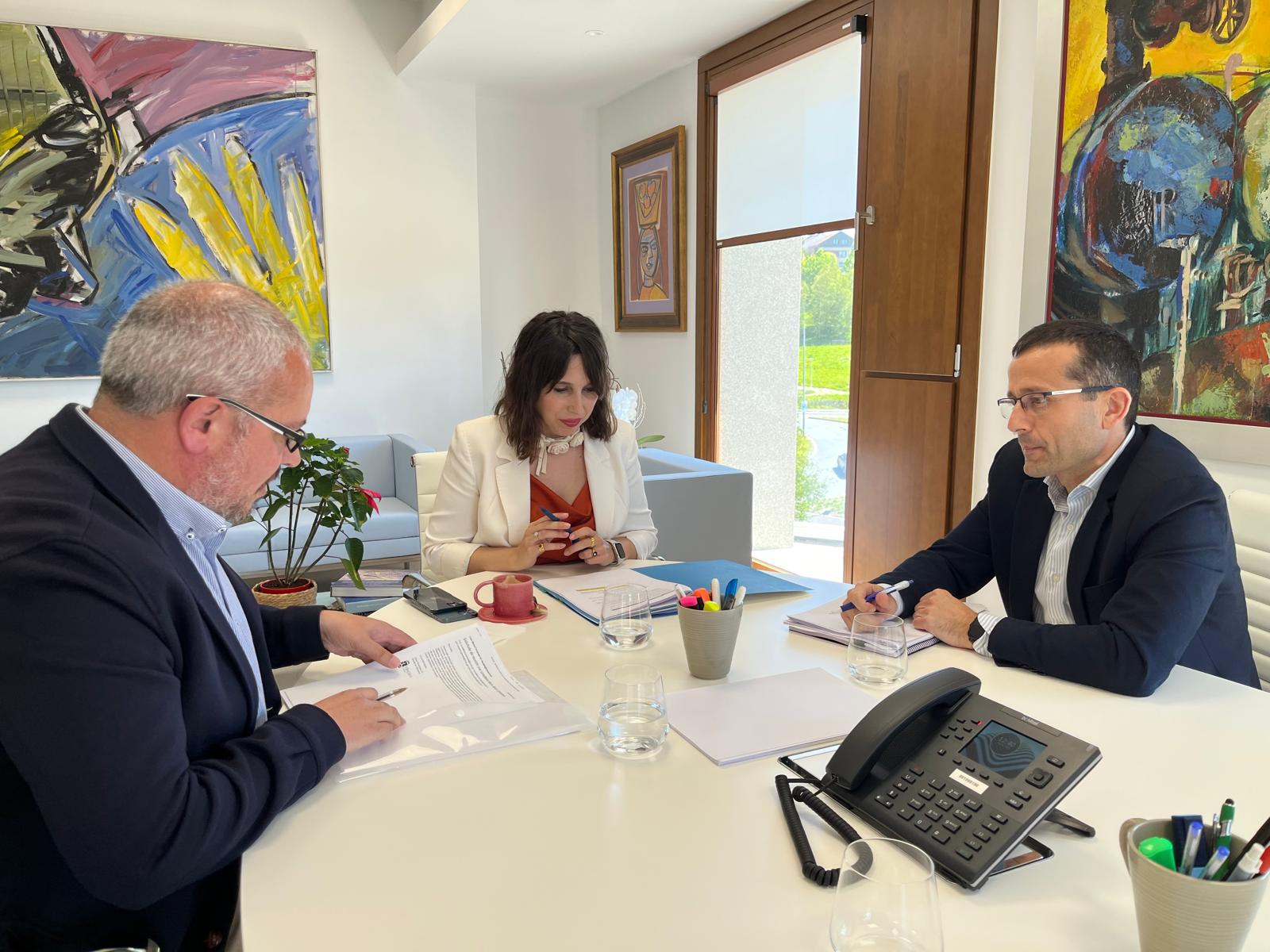 Image 1 of article Lorenzana reúnese co alcalde de Ribadavia para abordar as necesidades de solo industrial do Concello