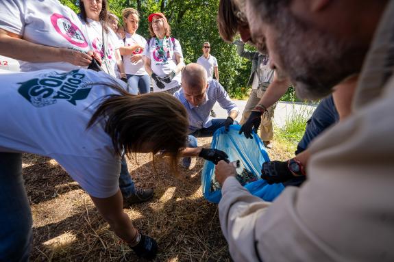 Imagen de la noticia:La Xunta colabora en la octava edición de la jornada de recogida de basura 1 m2 contra la basuraleza