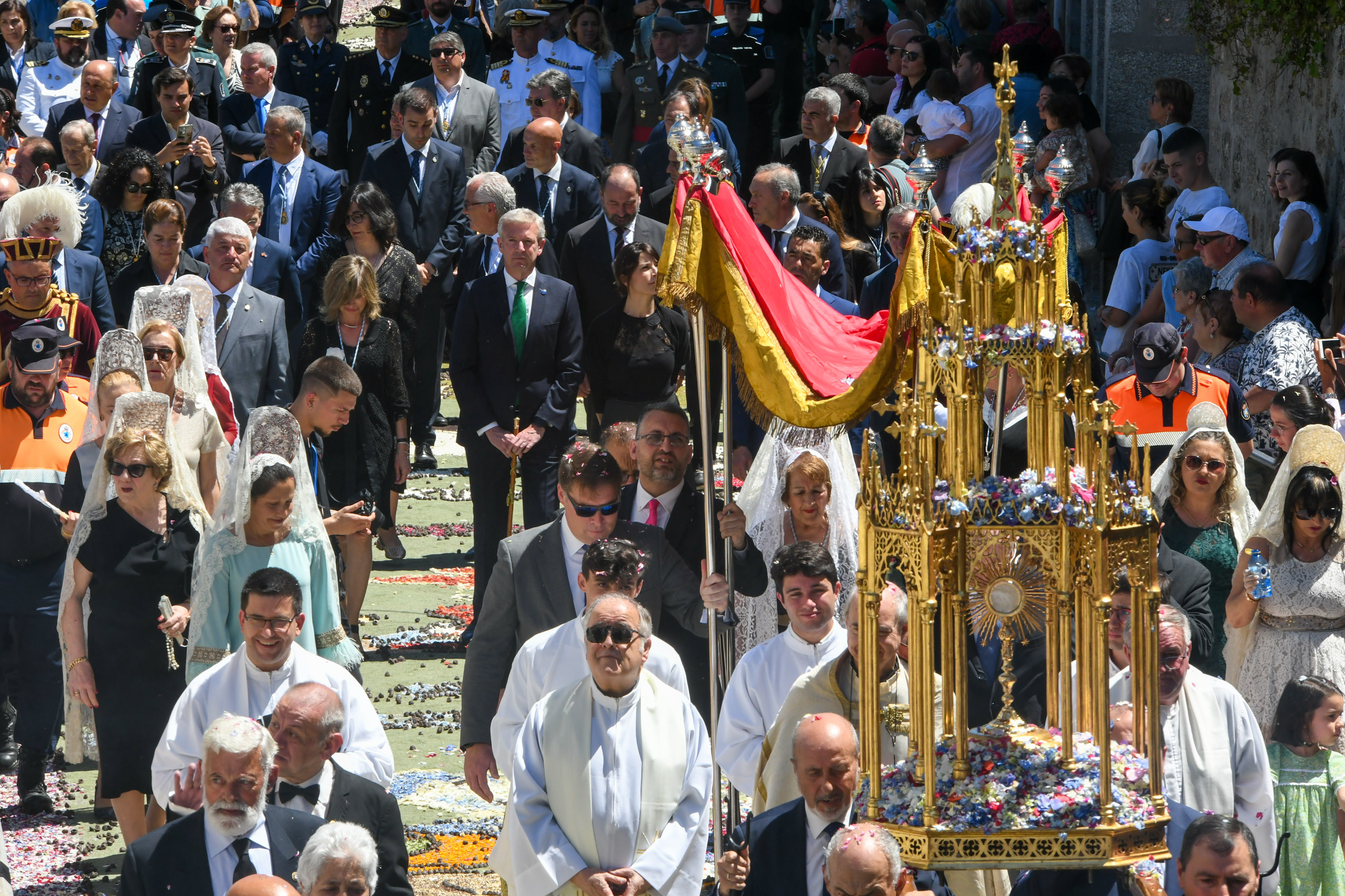 Image 2 of article Alfonso Rueda asiste á procesión do Corpus Christi de Ponteareas