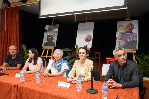 Imagen de la noticia:El Instituto Val Miñor de Nigrán reconoce a Betty León Fong con el premio Mujer Científica 2024