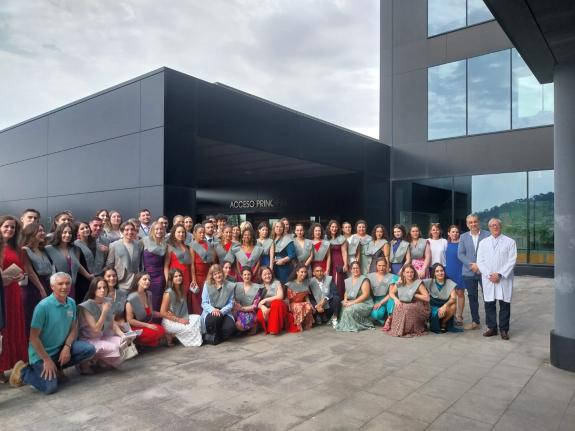 Imaxe da nova:O xerente do Servizo Galego de Saúde felicita ao medio cento de estudantes de enfermería do Hospital Meixoeiro que se gradúan