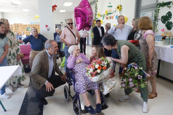 Imaxe da nova:Fabiola García asiste ao 105 aniversario dunha usuaria da residencia de maiores de Campolongo