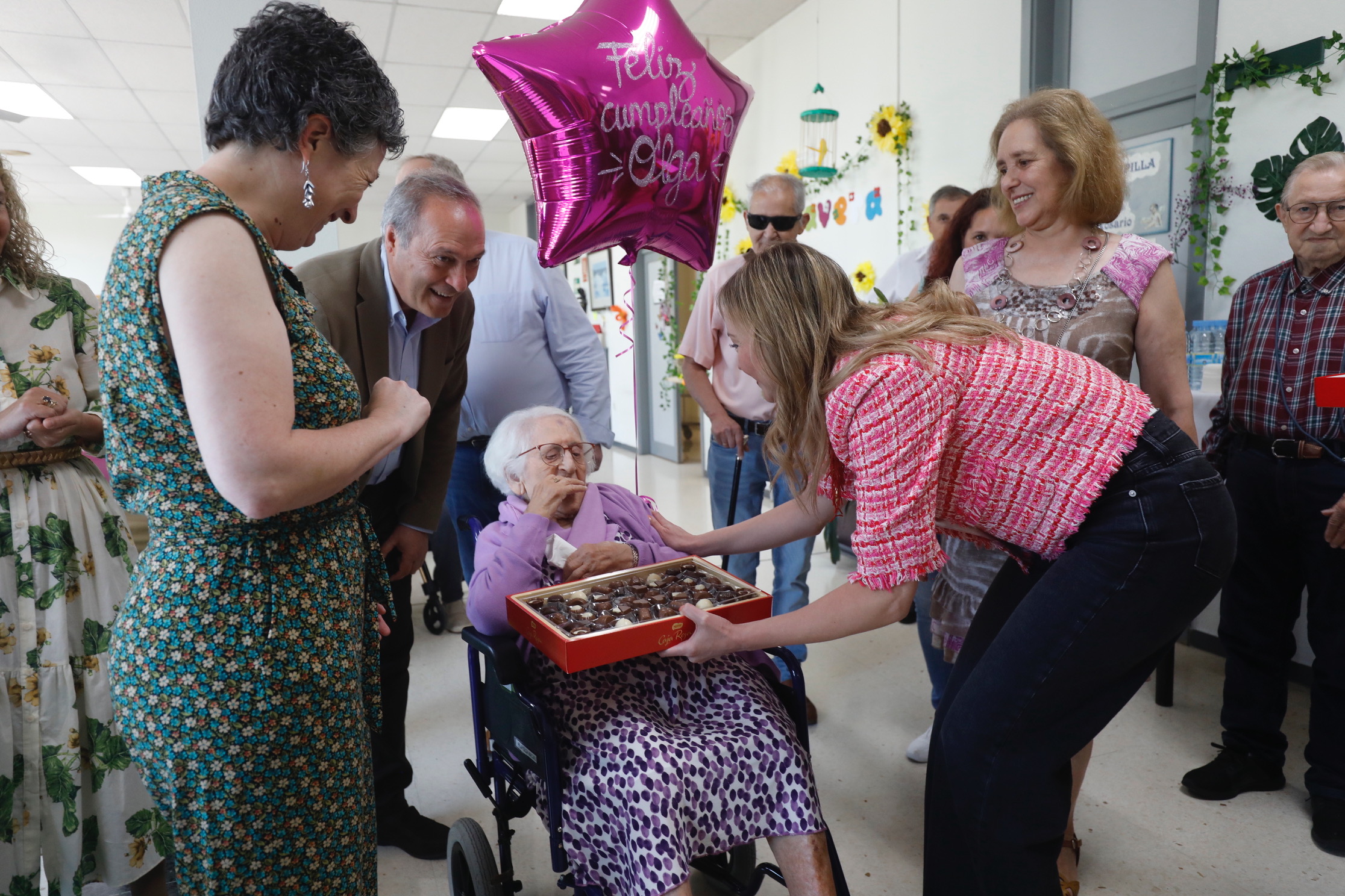 Image 2 of article Fabiola García asiste ao 105 aniversario dunha usuaria da residencia de maiores de Campolongo