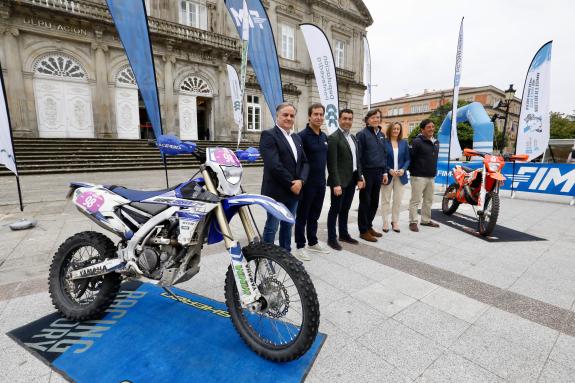Imaxe da nova:Lete enxalza o motociclismo galego como referente mundial na presentación da proba máis importante do Enduro, os Six days, que cheg...