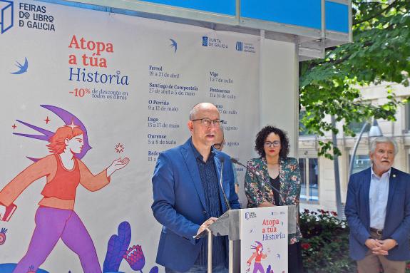 Imaxe da nova:Anxo M. Lorenzo anima á cidadanía a gozar da cultura na Feira do Libro de Ourense