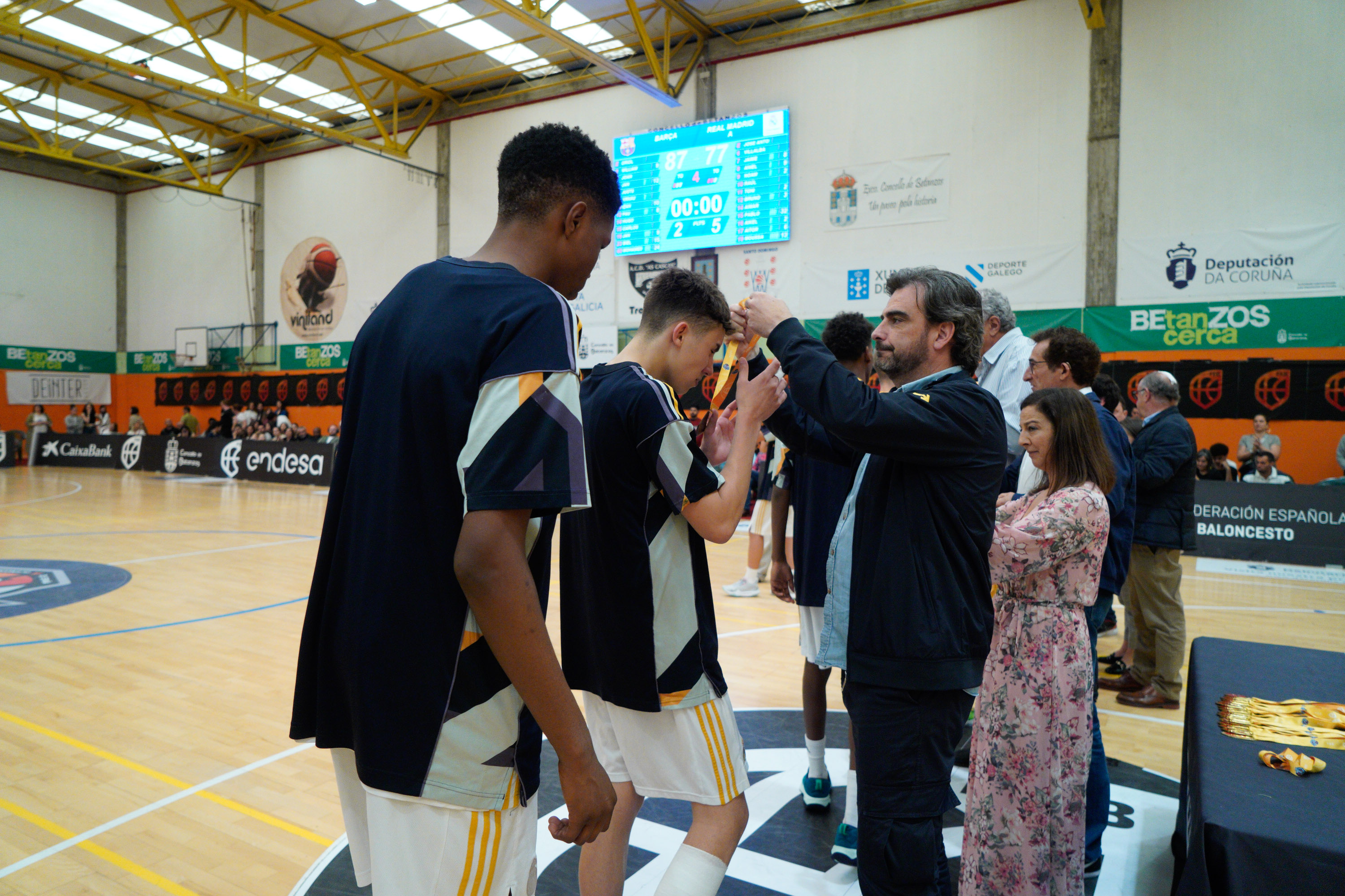 Image 0 of article Diego Calvo asiste á clausura do Campionato de España de clubs infantil masculina de baloncesto en Betanzos