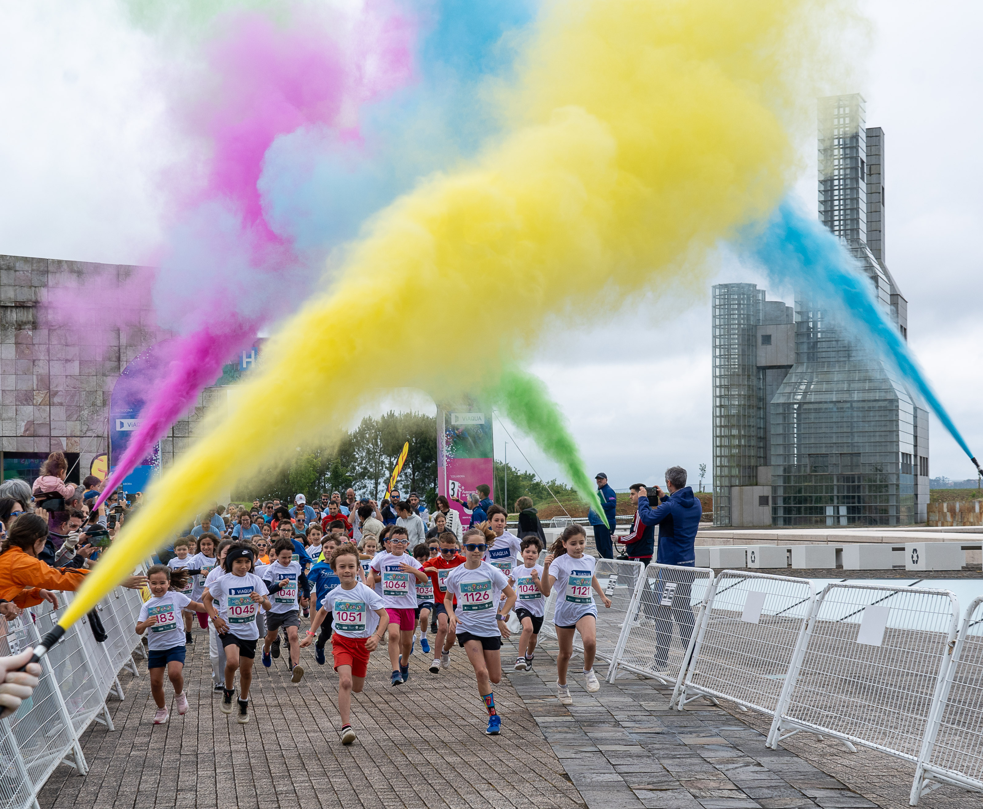Image 0 of article Centos de persoas corren a Holi Gaiás para festexar a primavera baixo unha divertida poeira de cores