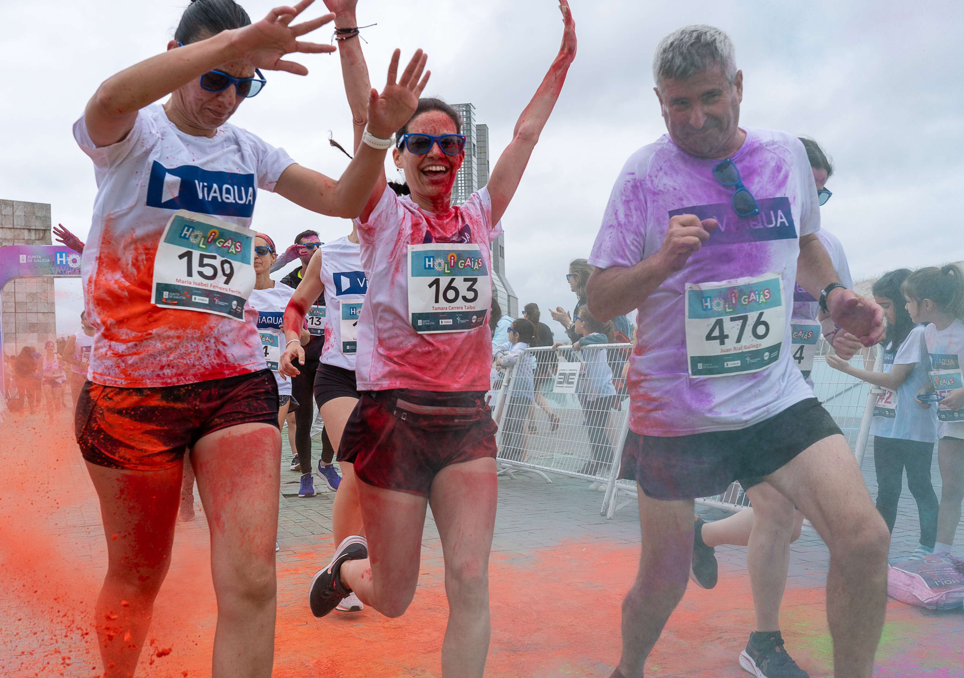 Image 1 of article Centos de persoas corren a Holi Gaiás para festexar a primavera baixo unha divertida poeira de cores
