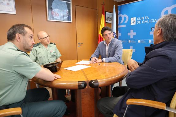 Imagen de la noticia:La Xunta y la Guardia Civil abordan la colaboración en un proyecto solidario vinculado al Camino de Santiago