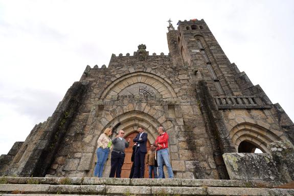 Imagen de la noticia:López Campos anuncia que la restauración del Templo Votivo do Mar finalizará en el primer semestre de 2025
