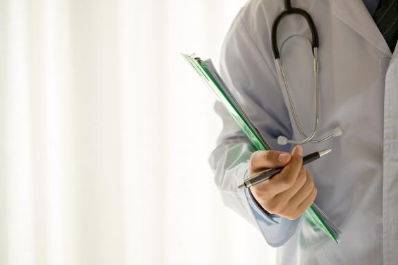 Imagen de la noticia:La Xunta aprueba el Plan de cobertura de necesidades de personal médico en atención primaria en verano al que destina 12,5 M...