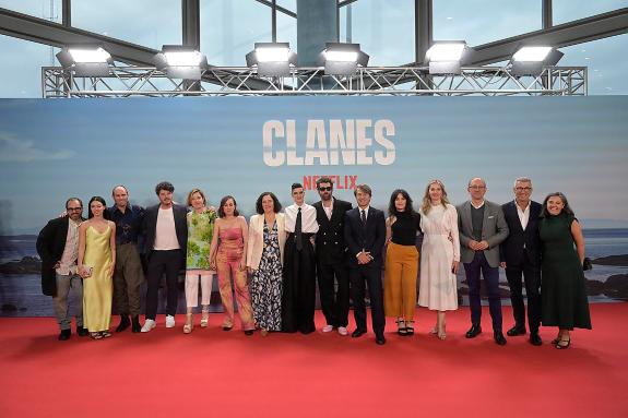 Imagen de la noticia:Miguel Corgos asiste al estreno de la serie Clanes