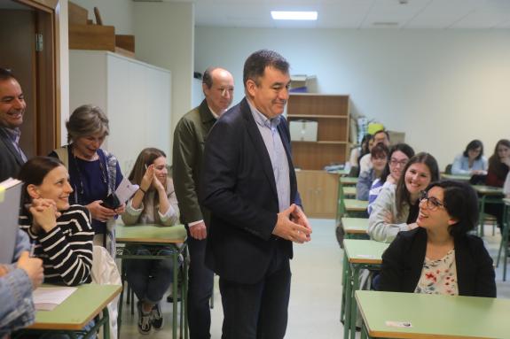 Imagen de la noticia:Román Rodríguez destaca la apuesta de la Xunta por el profesorado, con la convocatoria de más de 18.500 plazas en las oposic...