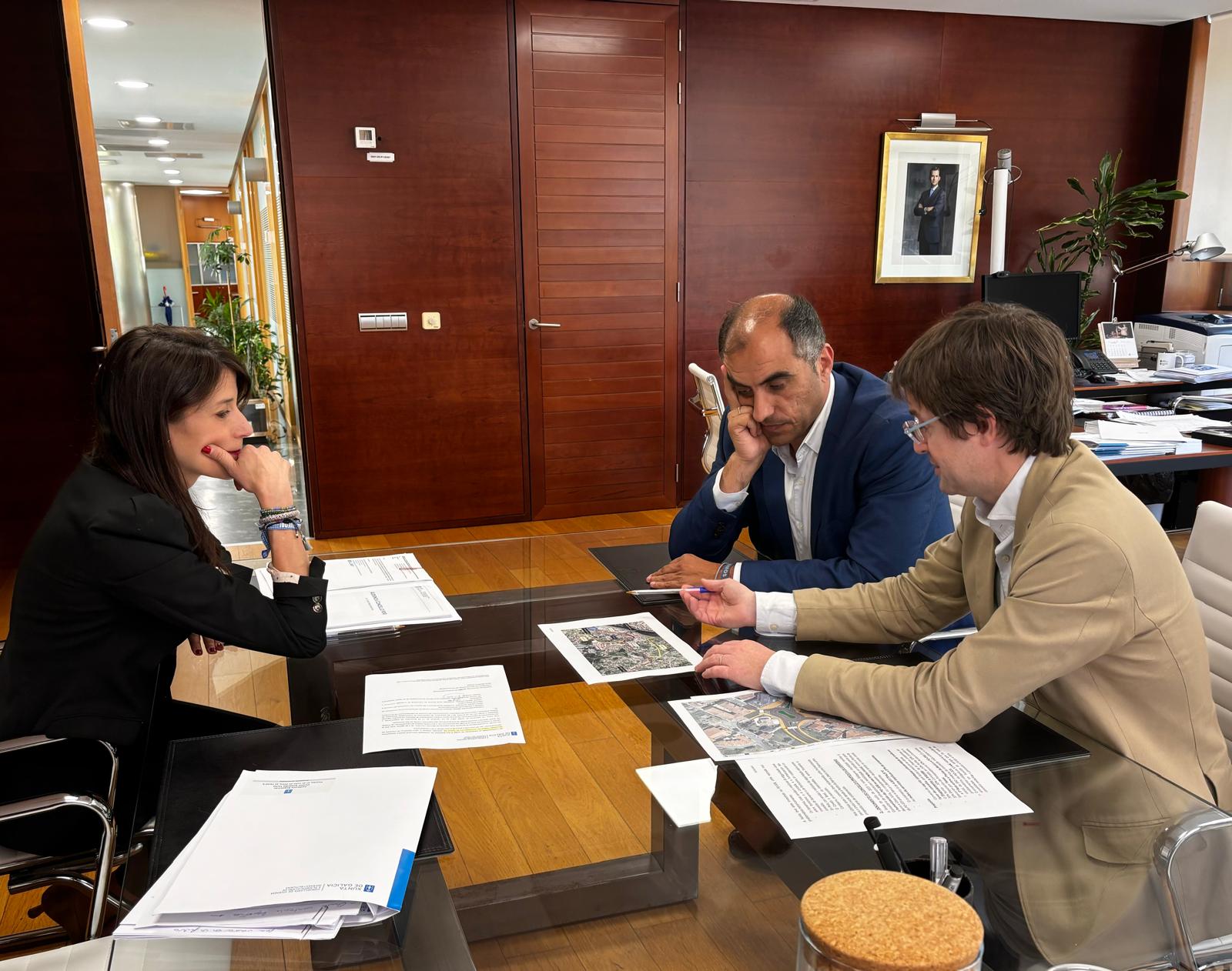Imagen del artículo A conselleira Martínez Allegue traslada ao alcalde de Poio, Ángel Moldes, o compromiso da Xunta para humanizar a estrada PO-308