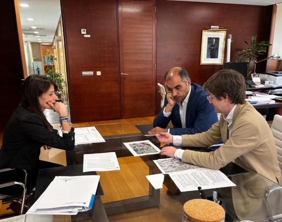 Imaxe da nova:A conselleira Martínez Allegue traslada ao alcalde de Poio, Ángel Moldes, o compromiso da Xunta para humanizar a estrada PO-308