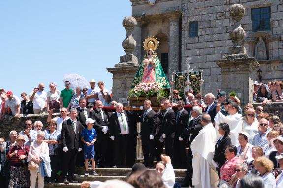 Imagen de la noticia:Alfonso Rueda participa en la procesión de la Virgen María del Corpiño