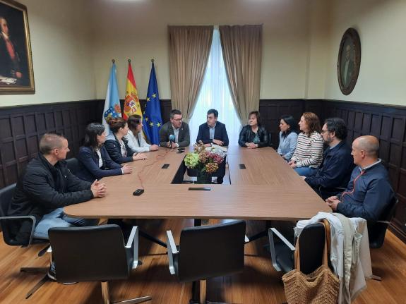 Imagen de la noticia:Román Rodríguez se reúne con el alcalde y directores de los centros educativos de Ribadeo para analizar las necesidades del ...