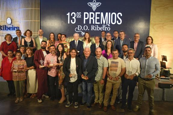 Imagen de la noticia:La Xunta pone en valor el buen hacer de los viticultores y bodegueros de la denominación de origen Ribeiro a la hora de prod...