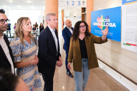 Imagen de la noticia:El presidente de la Xunta asiste a la inauguración de la exposición 'Galicia Orgullosa' en San Caetano