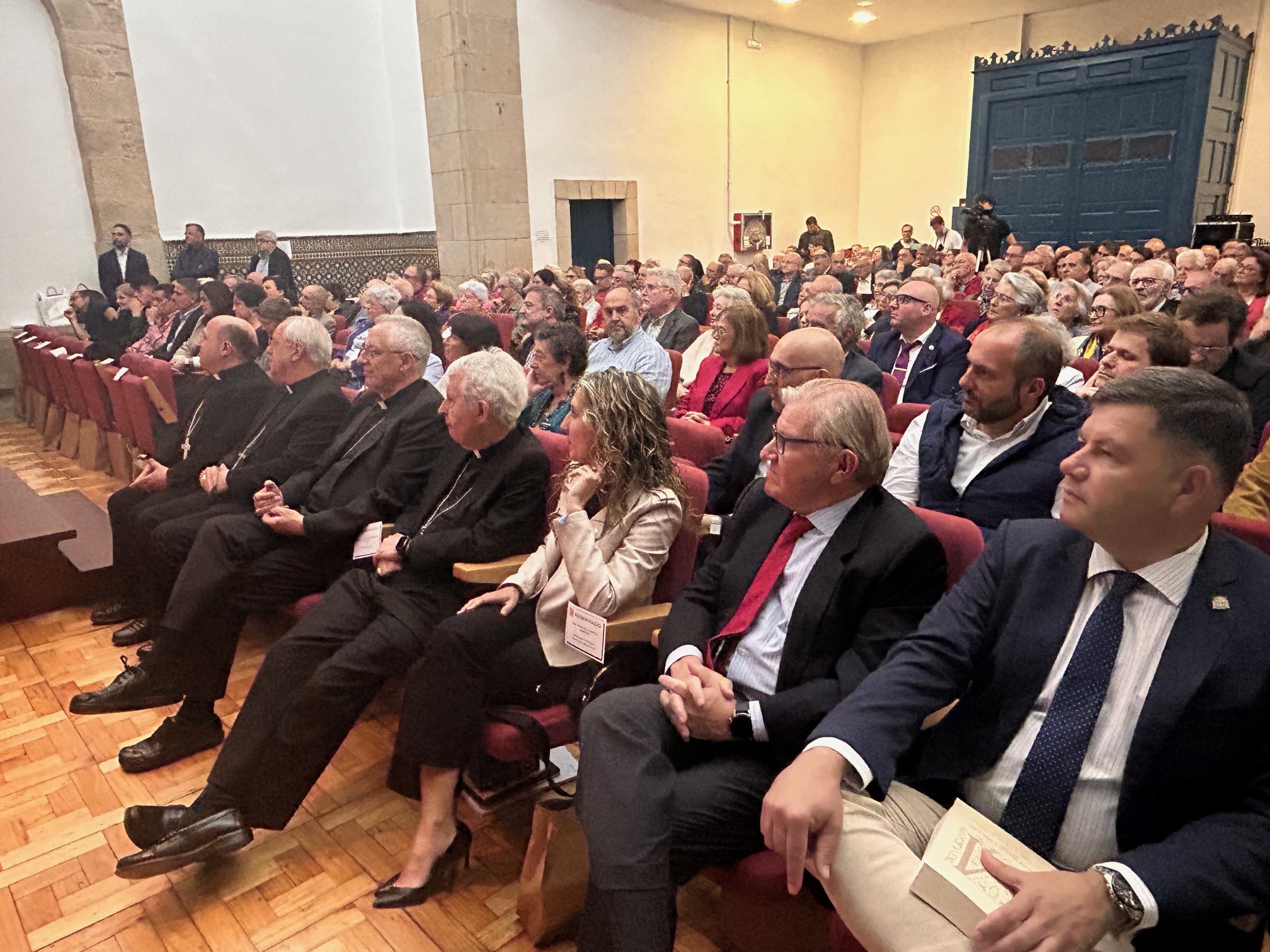 Image 1 of article A delegada territorial da Xunta en Ferrol asiste á presentación dos dous últimos números do anuario diocesano 'Estudios Mindonienses'