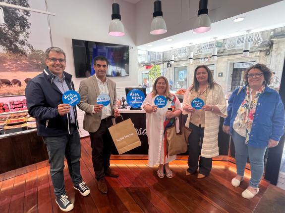 Imagen de la noticia:La Xunta anima en Vigo a participar de la campaña 'Días Azules' con la que se sortearán 20.000 euros en premios para impulsa...
