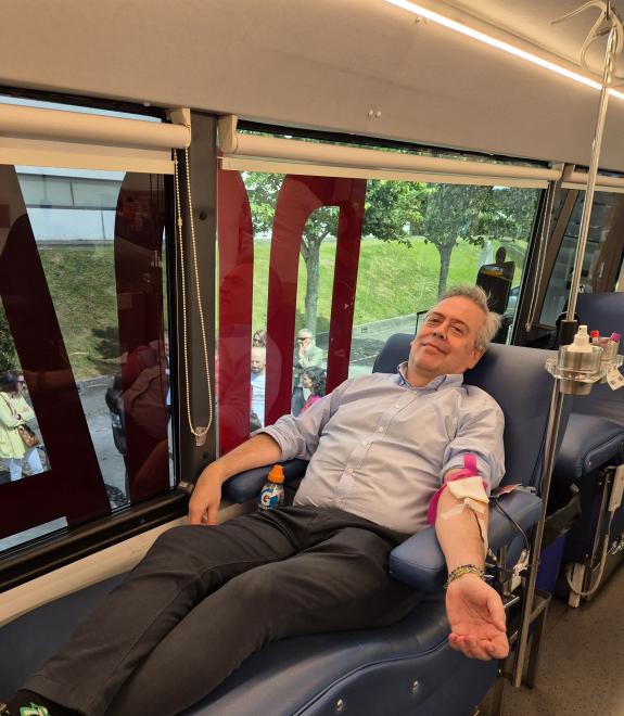 Imagen de la noticia:El conselleiro de Sanidade destaca que la donación de sangre crece este año en Galicia, que fue la 5ª comunidad que más donó...