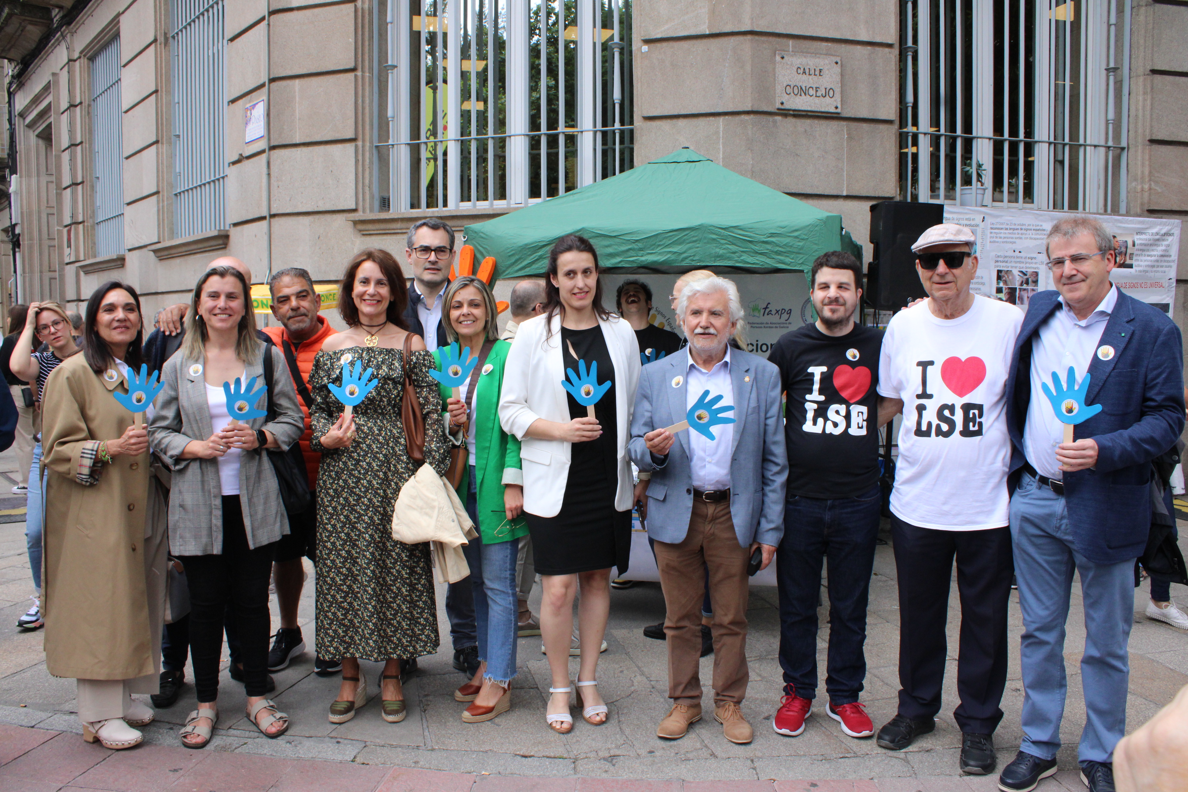 Image 1 of article O delegado territorial da Xunta visita o stand da Asociación de Persoas Xordas de Ourense co gallo do 'Día Nacional da Lingua de Signos'