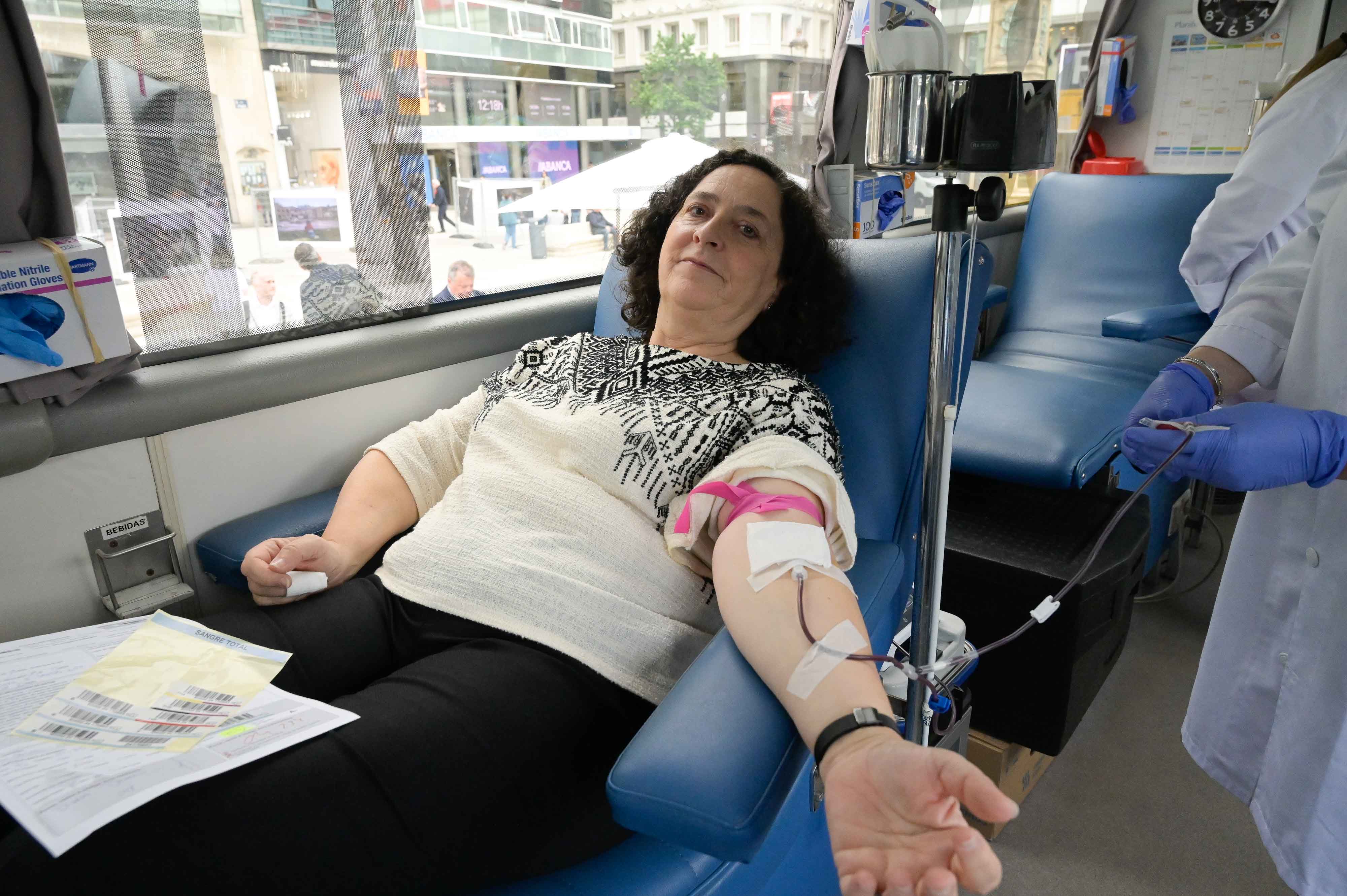 Imagen del artículo A delegada da Xunta e a directora de ADOS animan á cidadanía a donar sangue no Día Mundial do Doante