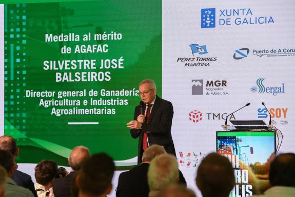 Imaxe da nova:O director xeral de Gandaría, Agricultura e Industrias Agroalimentarias, José Balseiros, recibe a medalla de mérito da Agafac no XI...