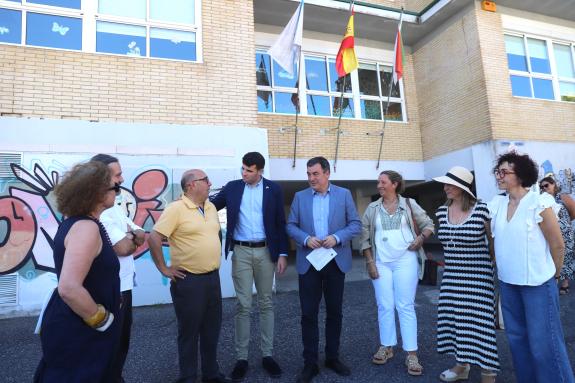 Imaxe da nova:Román Rodríguez anuncia a licitación da rehabilitación integral do colexio Pérez Viondi da Estrada, cun investimento de máis de 1 M...