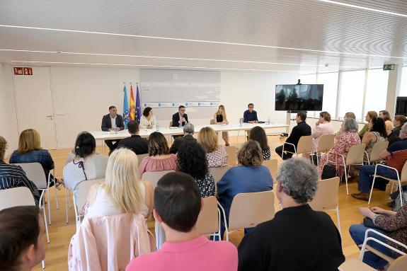 Imagen de la noticia:La Xunta potenciará las oficinas de empleo y los orientadores para seguir avanzando en la dinamización de un mercado laboral...