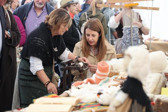 Imagen de la noticia:María José Gómez pone en valor la importancia de los trabajos hechos a mano en el rural en la XVI Feria de Artesanía de Oute...