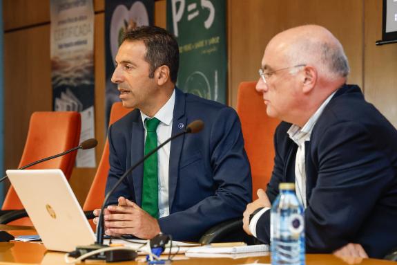 Imaxe da nova:Alfonso Villares confirma ao sector pesqueiro que a modernización da frota é un dos eixos prioritarios da consellería