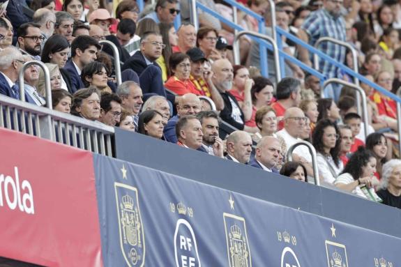 Imagen de la noticia:Diego Calvo asiste en Riazor al partido clasificatorio para la Eurocopa 2025 entre las selecciones absolutas femeninas de Es...