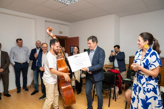 Imagen de la noticia:Román Rodríguez entrega los diplomas a los participantes de los talleres formativos de la orquesta Eurorregión Galicia-Norte...