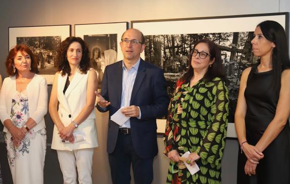 Imaxe da nova:Anxo M. Lorenzo celebra 25 anos de exposicións temporais do Museo das Peregrinacións