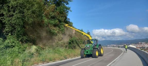 Imagen de la noticia:La Xunta comenzará la próxima semana trabajos de limpieza en las márgenes de tres carreteras autonómicas en las provincias d...